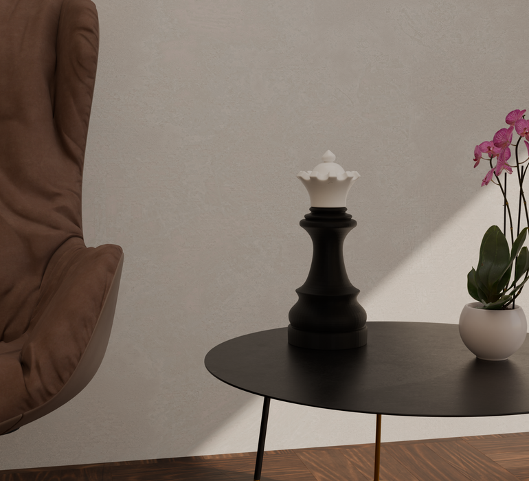 Lampada da tavolo di design. Regina scacchi colore nero che si illumina su tavolino. Lampada stile contemporaneo. Idea regalo