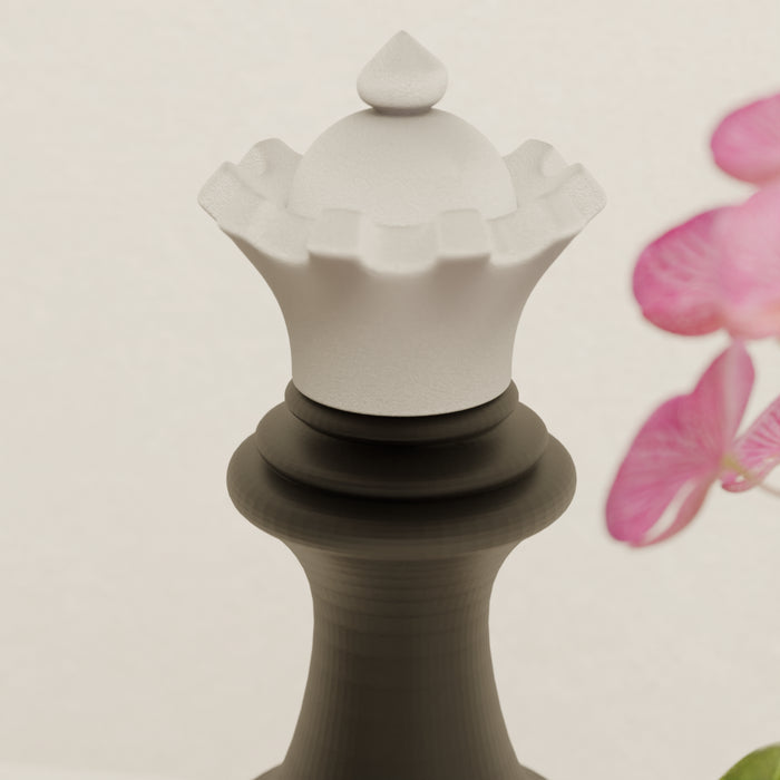 Dettaglio Lampada da tavolo di design. Regina scacchi colore nero che si illumina. Lampada stile contemporaneo. Idea regalo